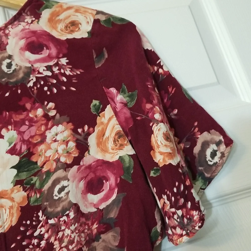 Crop top in burgundy w/flowers size S. - Picture 6 of 8